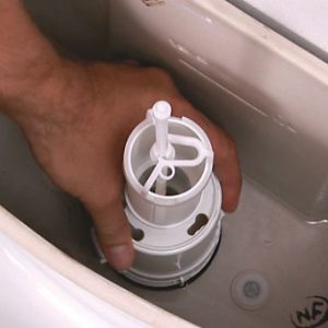 Comment remplacer le mécanisme d’une chasse d’eau ?