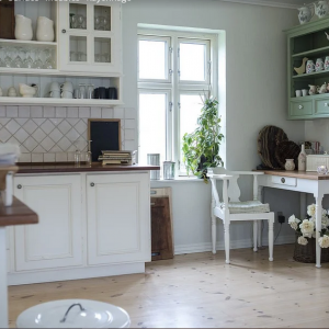 Décoration utile de cuisine : la table en inox