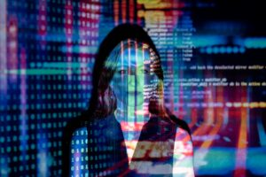 Une femme avec des projections de codes numériques sur son visage, représentant la technologie et les concepts futurs.