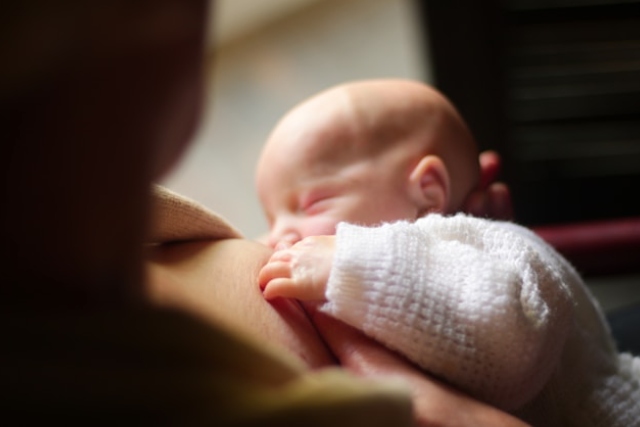Comment l&rsquo;allaitement influence le sommeil de votre bébé