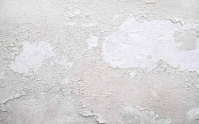Peinture blanche qui s'écaille sur un mur texturé