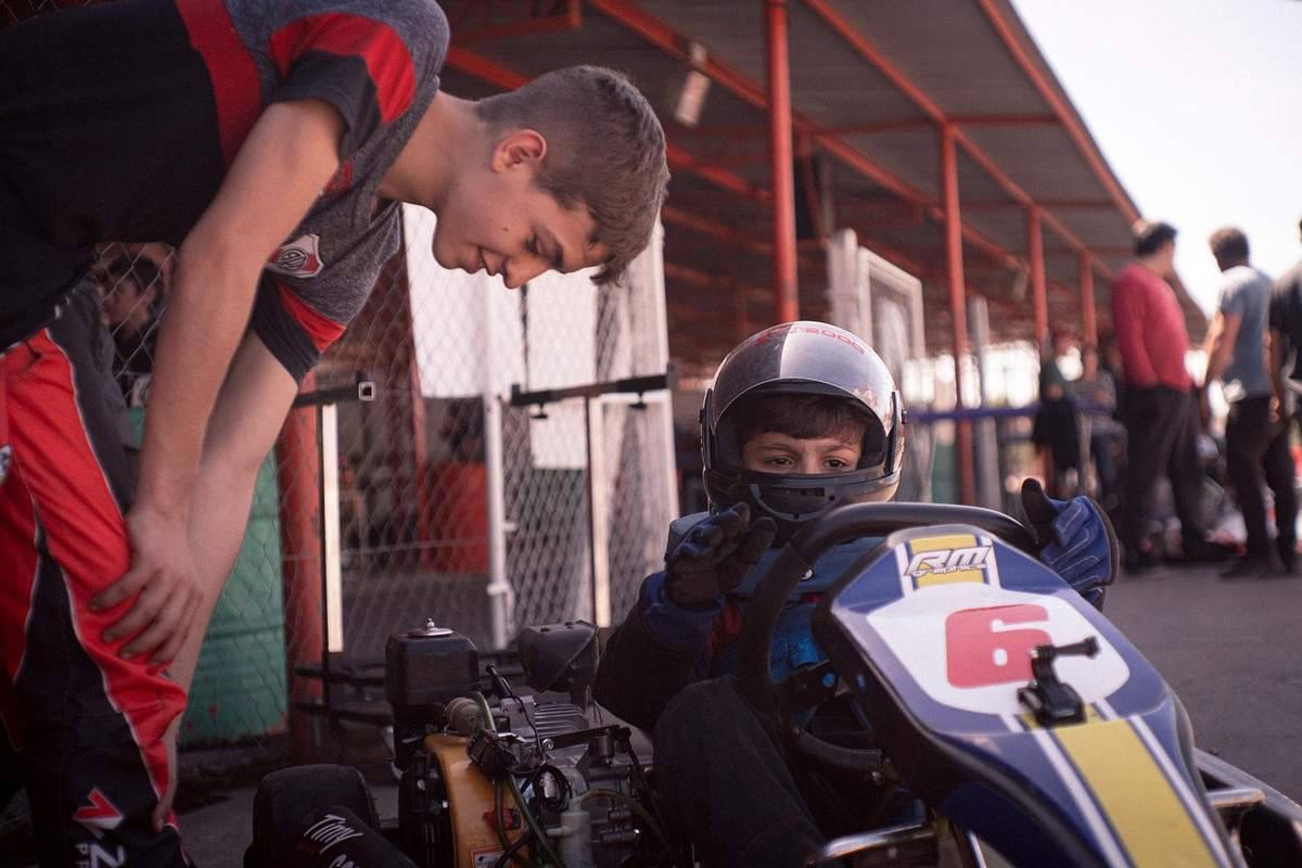Combien coûte une sortie karting entre amis en 2026 : le vrai budget