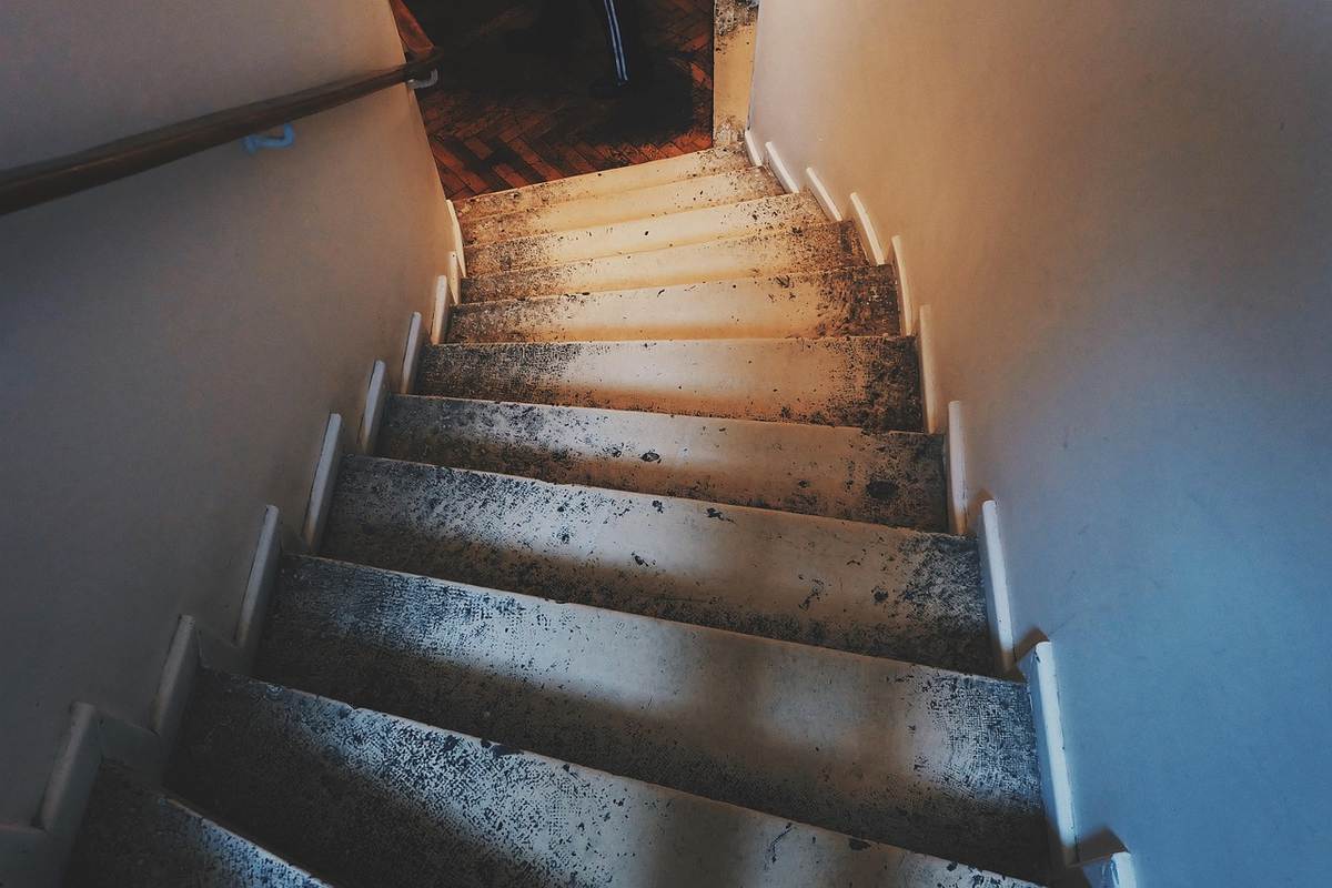 Escalier ancien repeint en blanc : ce que ce choix coûte vraiment