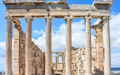 Anciennes colonnes ioniques du Parthénon sous un ciel nuageux
