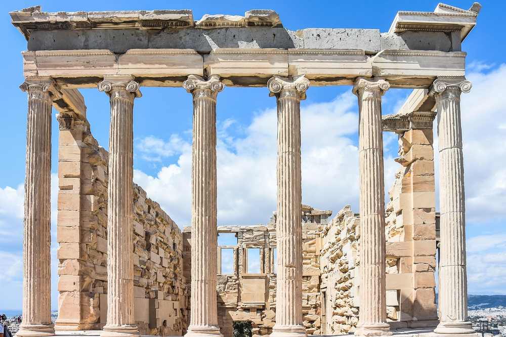 Anciennes colonnes ioniques du Parthénon sous un ciel nuageux