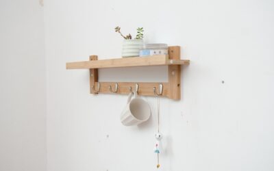 Plan de bois accroché au mur, porte-crochets avec tasse suspendue