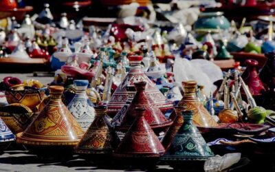 Tagines colorés et poteries exposés sur des étals de marché
