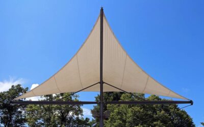 Un voile tendu en forme de triangle soutenu par un poteau