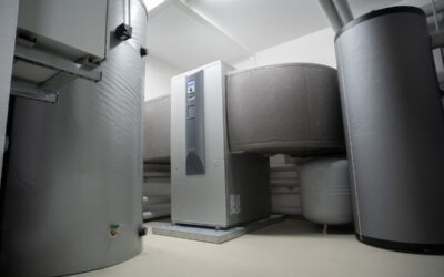 Installation de chauffage avec cuve et machine dans une salle technique